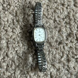 Lorus women’s vintage dainty silver wristwatch one size stretches‎